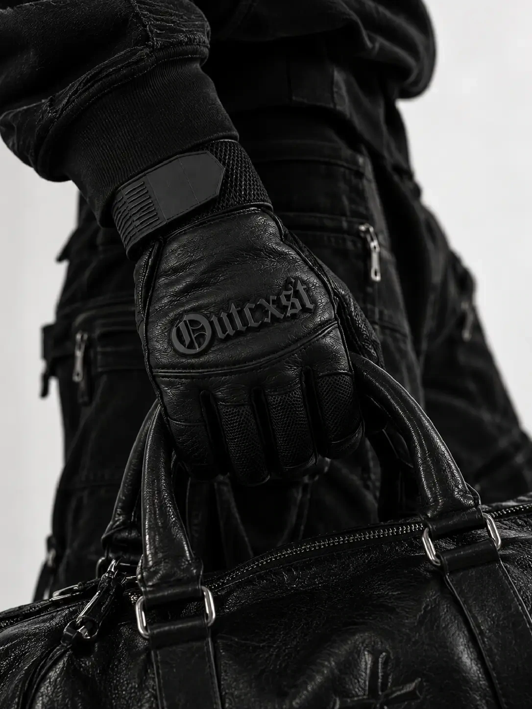 Faux leather gloves - On-hand editorial